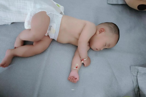 韶关五个月宝宝拇指内扣 韶关五个月宝宝拇指内扣